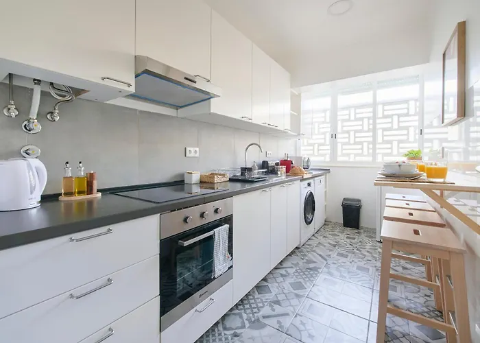 Charming Graca Flat W Balcony, By Timecooler *