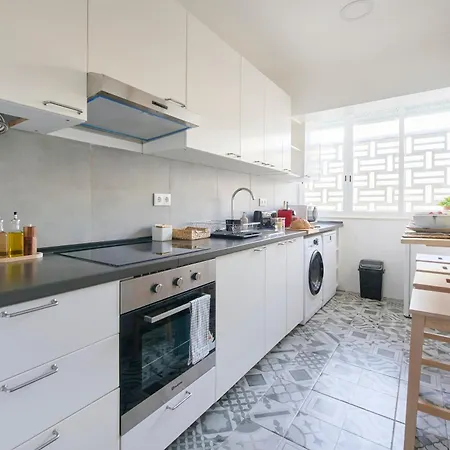 Charming Graca Flat W Balcony, By Timecooler *